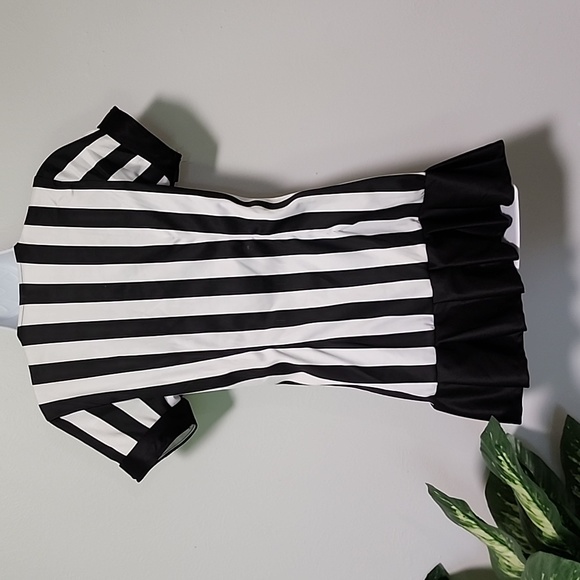 Are you a Naughty Referee? Do you want to be? This is the outfit for you! - Picture 3 of 5